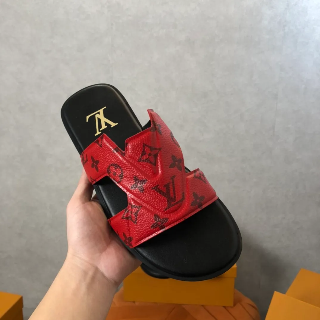Factory price: 270💰LV counters are selling new brand luxury men's slippers, casual, loose and comfortable. The must-have model in the picture above [Happy][Happy], multiple colors available Size: 38-44, customized 45